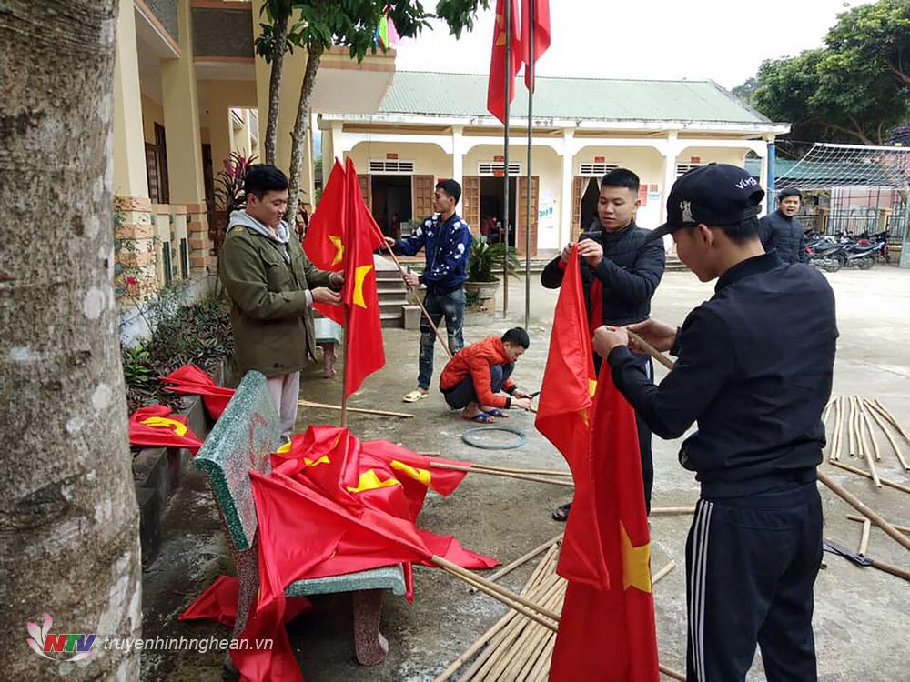 “Chúng em rất đối tự hào và vinh dự khi được giao nhiệm vị cắm cờ tại các tuyến đường trong xã” một đonà viên xã Tam Đình cho biết.