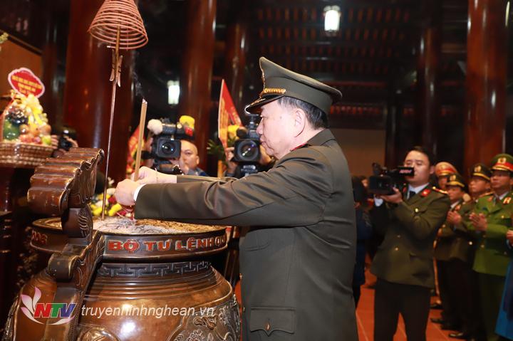 Đại tướng Tô Lâm - Ủy viên Bộ Chính trị, Bộ trưởng Bộ Công an dâng hương tưởng niệm PG88 go Bắn cá Hồ Chí Minh. 