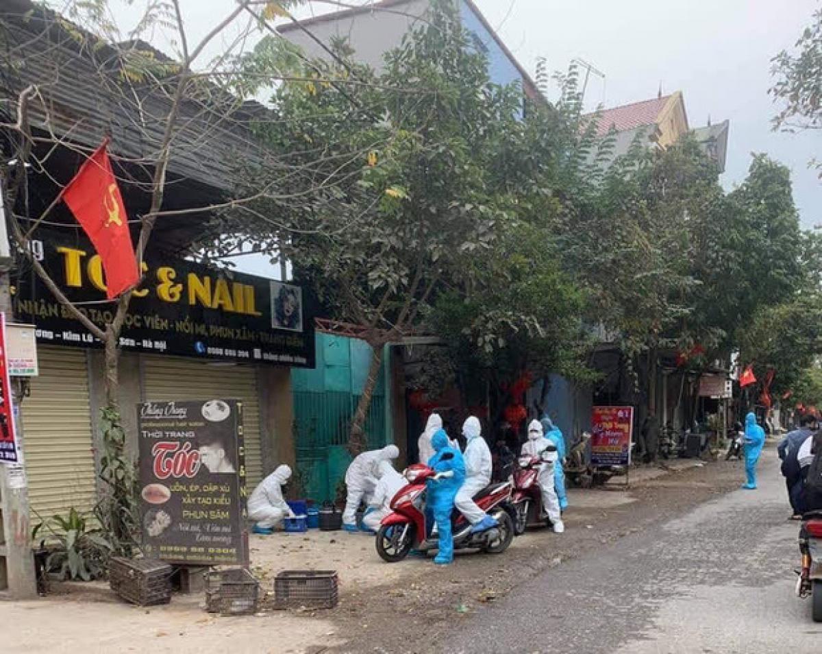 Nơi sinh sống của ca nghi mắc Đ.V.Tr. (Sóc Sơn, Hà Nội) cũng đang được lực lượng chức năng tiến hành phong tỏa, phun khử khuẩn.