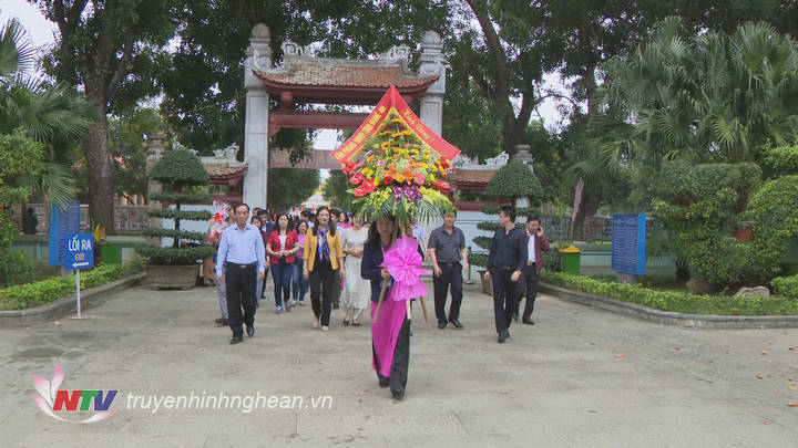 Đoàn cán bộ Văn phòng HĐND tỉnh dâng hương tại khu di tích Kim Liên.
