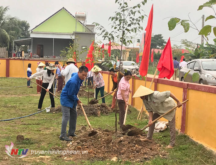 Bà con nhân dân và học sinh trồng cây tại khuôn viên sân vận động xã Nghĩa Thắng.