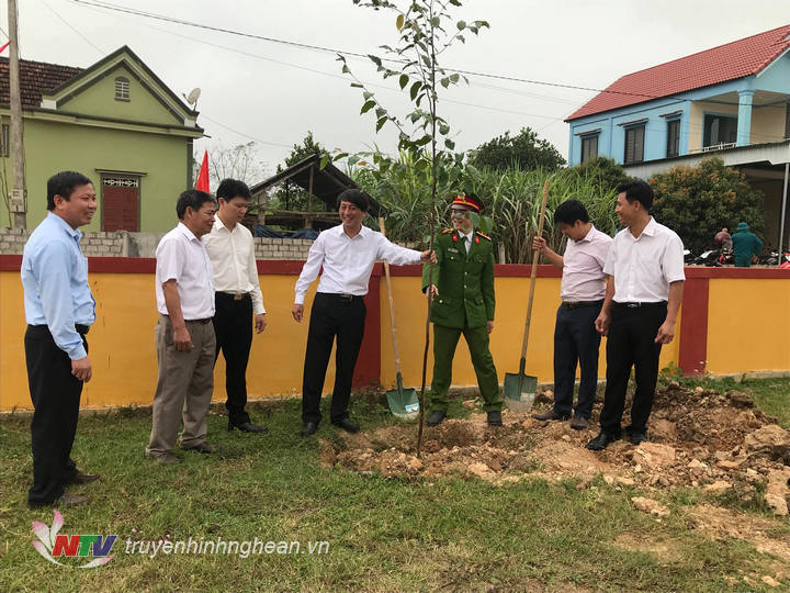 Lãnh đạo huyện trồng cây tại lễ phát động.