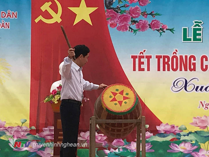 \Lãnh đạo huyện đánh trống phát động tết trồng cây.