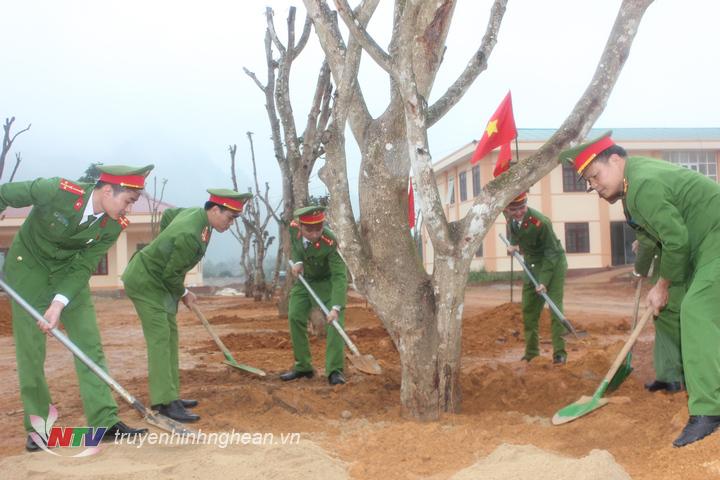Trụ sở mới của đơn vị được trồng hàng chục loại cây lớn tạo bóng mát cho đơn vị xanh sạch đẹp.