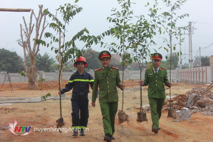 Các chiến sỹ trẻ Đội cảnh sát Chữa cháy và cứu nạn cứu hộ số 6 hồ hởi tham gia trồng cây đầu Xuân góp phần làm nên màu xanh cho quê hương