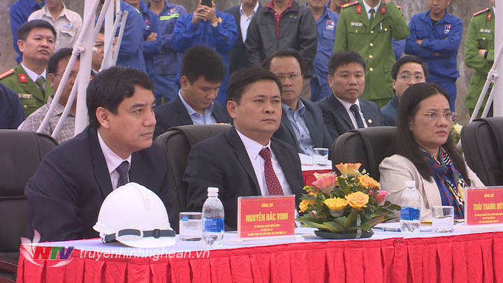 Các đồng chí lãnh đạo tỉnh tham dự lễ khởi công.