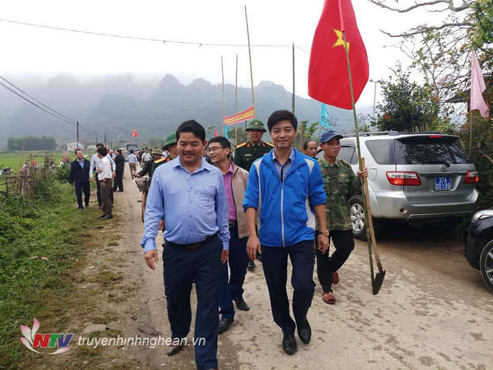 hàng trăm đại biểu và nhân dân đã về tham gia tròng cây đầu xuân theo truyền thống của dân tộc PG 88 Nổ Hũ
