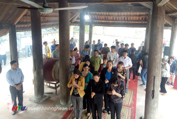 Đông đảo bà con nhân dân tại địa phương đến thắp hương cầu khấn bình an.