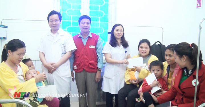 Tặng quà cho các bệnh nhân nhi.