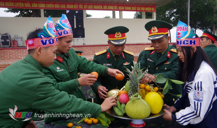 Các đội thi thực hành phần thi trưng bày mâm ngũ quả.