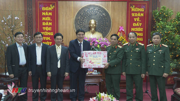 Lãnh đạo tỉnh tặng quà, chúc Tết Bộ tư lệnh Quân khu 4.