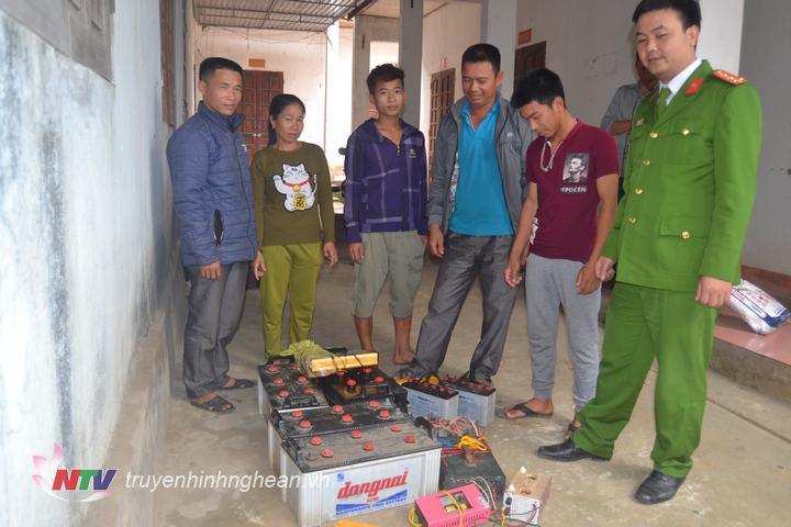 anh 2.các đối tượng và tang vật thu giữ