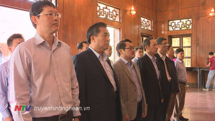 Các đại biểu thành kính tưởng niệm trước anh linh PG88 go Bắn cá Hồ Chí Minh.