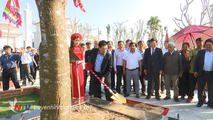 Đồng chí Hồ Đức Phớc trồng cây lưu niệm trong khuôn viên nhà thờ.