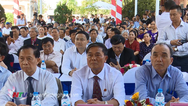 Đông đảo con em dòng họ Hồ đã về tham dự lễ khánh thành.