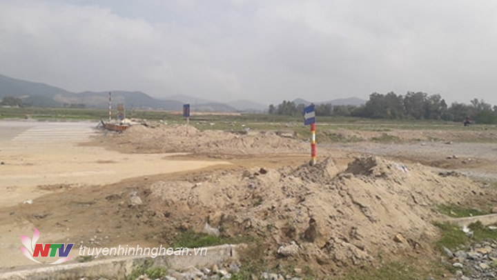biển báo, hàng rào cát dường như đã không còn tác dụng cảnh báo với người đi đường khi màn đêm buông xuống.