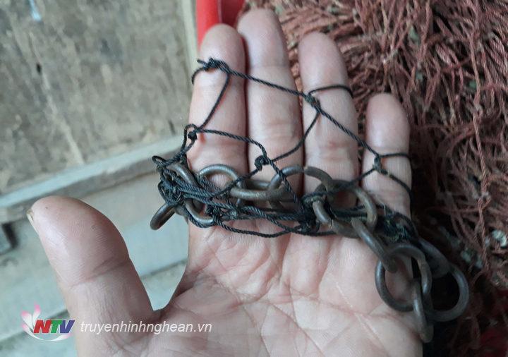 dụng cụ hữu hiệu săn cá là chài được đan bằng dù, vừa chắc lại tóm gọn được nhiều cá trong mẻ quăng