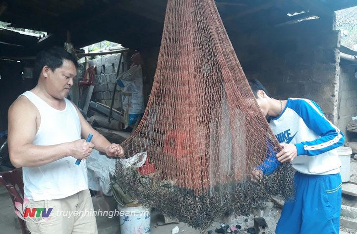 Nhiều người dân ở huyện vùng cao Kỳ Sơn chuận bị dụng cụ đi săn cá đẻ.