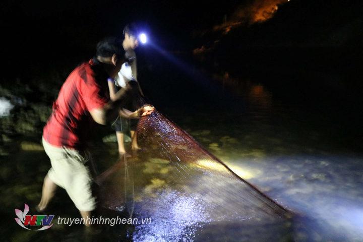 Vào các đêm trời ấm nhiều người dân vùng cao lại cùng đi săn cá, một phương thức khai thác thủy sản truyền thống được gìn giữ bao đời nay.