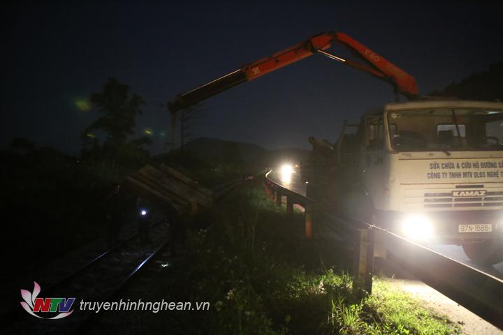Các phương tiện, thiết bị thay thế được vận chuyển, huy động để kịp thời khắc phục sự cố đường sắt Bắc - Nam