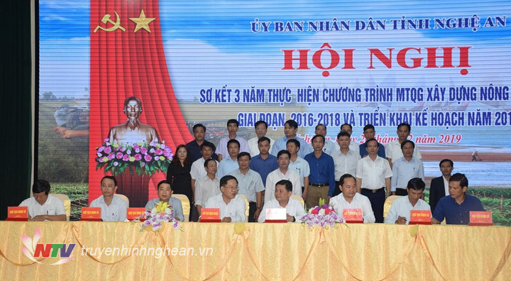 33 xã ký cam kết với UBND tỉnh về đích NTM trong năm 2019.