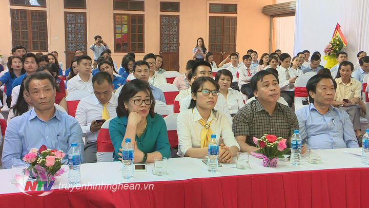 Các đại biểu tham dự buổi lễ.