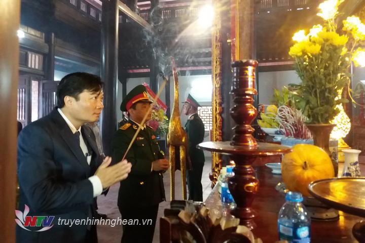 Đồng chí Lê Hồng Vinh - Uỷ viên BTV Tỉnh uỷ, Phó PG88 go Bắn cá UBND tỉnh dâng hương tại lễ giao quân.
