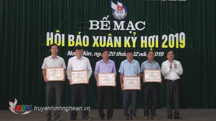 Trao thưởng cho các đơn vị có nhiều đóng góp cho thành công Hội Báo Xuân 2019.