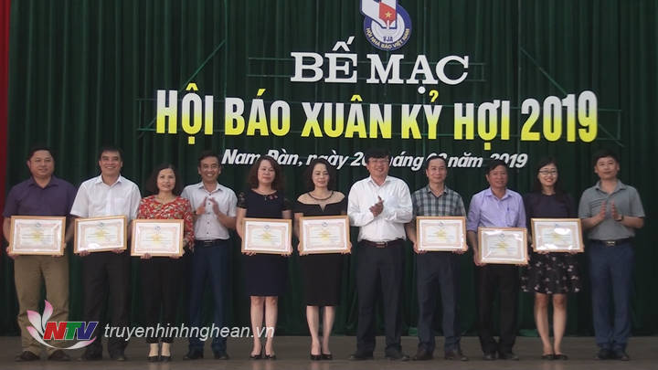 Trao thưởng cho các đơn vị có gian trưng bày và bìa báo Tết đẹp, hấp dẫn