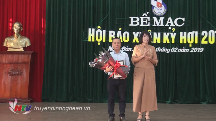Trao thưởng cho tác giả đạt giải B