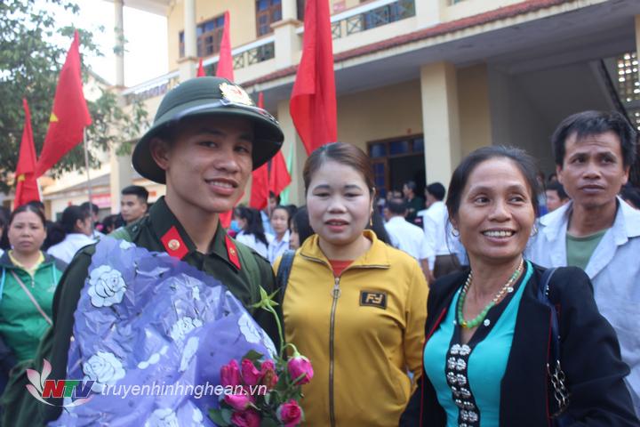 Người nhà và các chiến sỹ mới vui vẻ trong ngày hội tòng quân.