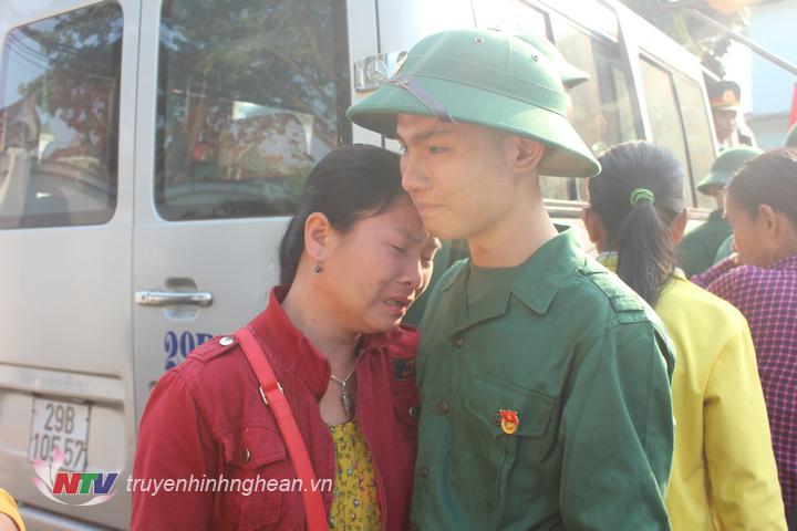 Một người mẹ bịn rịn chia tay con trai trước lúc lên đường nhập ngũ.