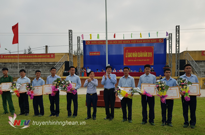  Lãnh đạo huyện khen thưởng quân nhân xuất ngũ.