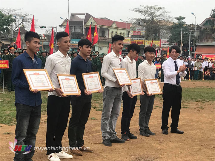 UBND huyện tặng giấy khen cho các chiến sỹ hoàn hoàn thành tốt nghĩa vụ.
