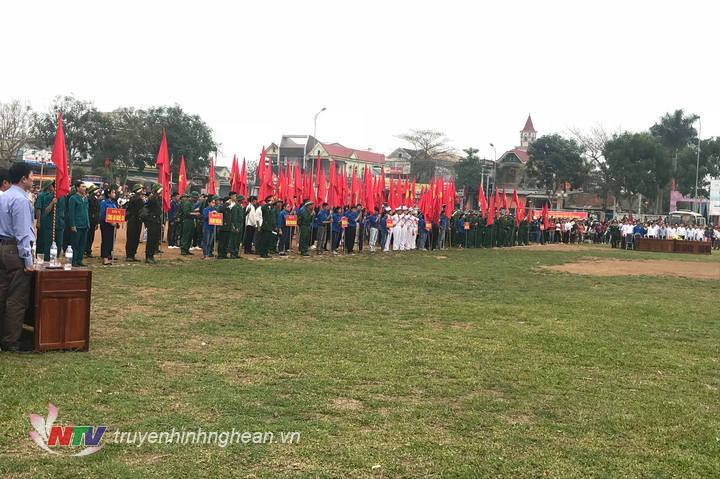 Quang cảnh buổi ra quân