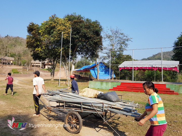 Dựng sân khấu tại khu vực lễ hội.