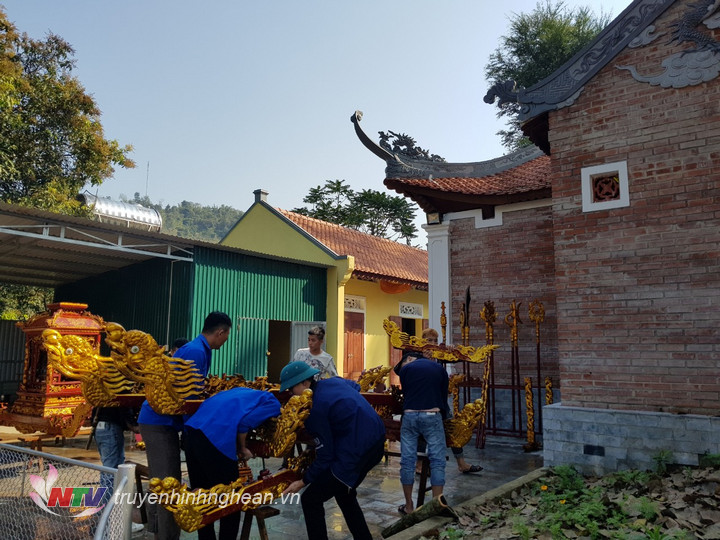 Chuẩn bị long ngai, kiệu rước.