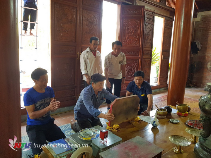 Các thầy mo chuẩn bị các nghi lễ.