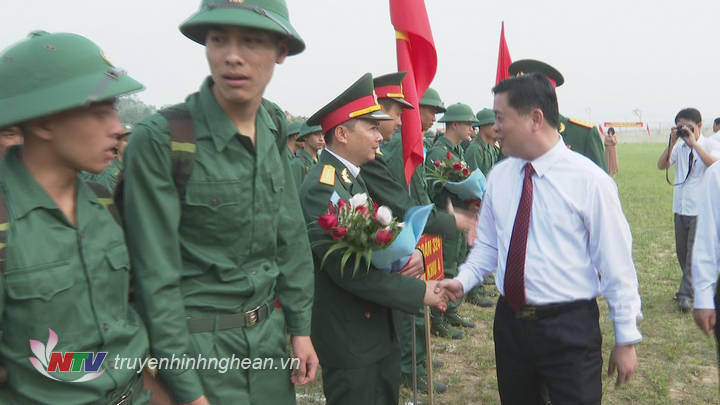 PG88 go Bắn cá UBND tỉnh Thái Thanh Quý tặng hoa chúc mừng các tân binh.