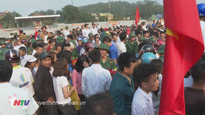 Đông đảo người thân đến tham dự lễ giao nhận quân.