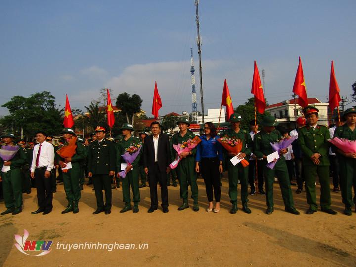tặng hoa và quà chúc mừng các tân binh.