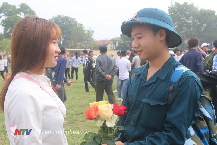 Một chiến sỹ mới lưu luyến chia tay bạn gái trước giờ lên đường nhập ngũ.