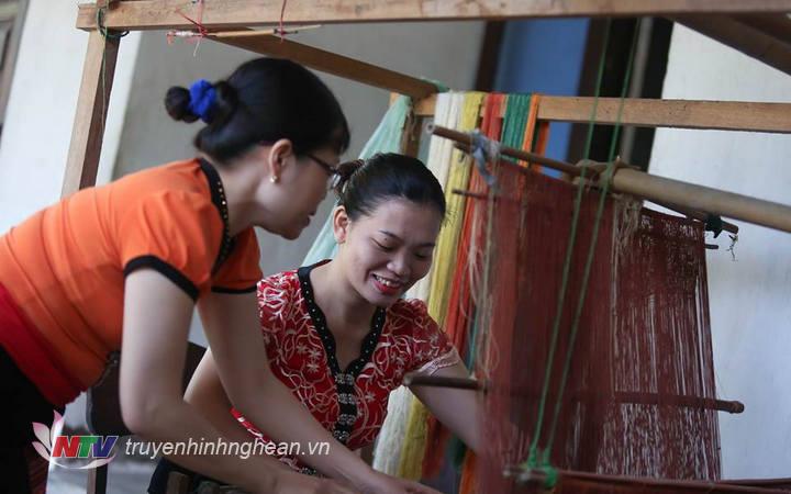 Được trỉa nghiệm dệt thổ cẩm của đồng bào Thái Quỳ Châu