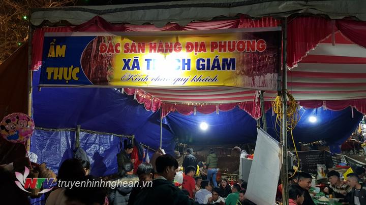 Gian hàng giới thiệu đặc sản của xã Thạch Giám.