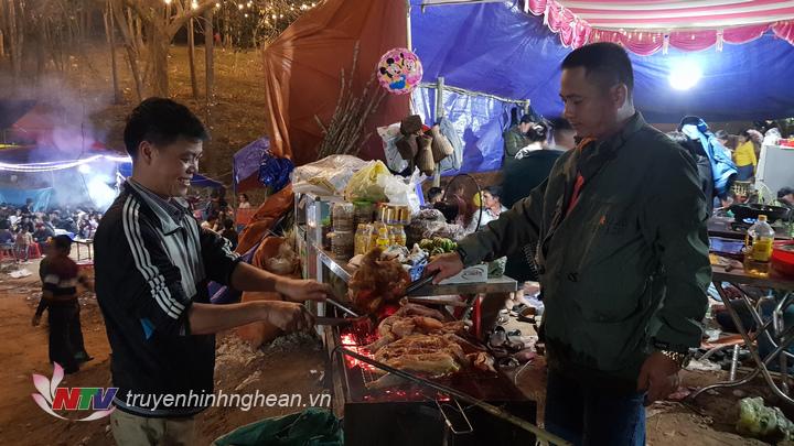 Món đắc sản gà nướng của xã Thạch Giám.