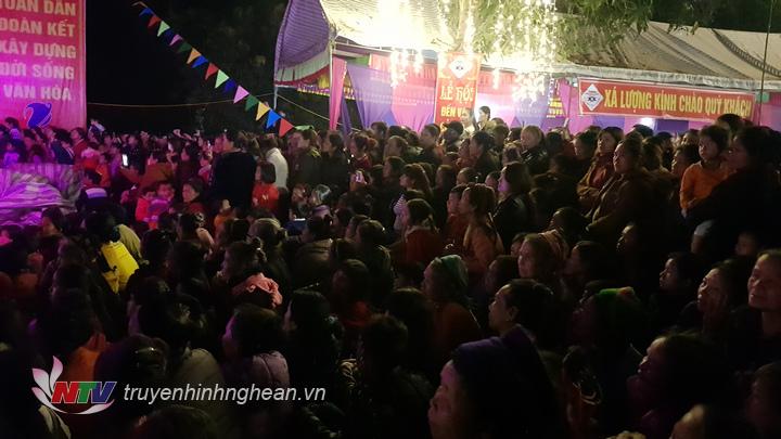 Đêm giao lưu văn nghệ đã thu hút hàng nghìn du khách