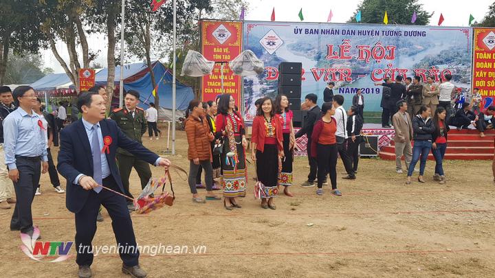 Các đại biểu tham dự trò chơi ném còn.