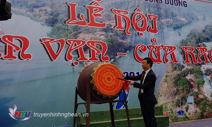 Ông Nguyễn Văn Hải - Bí thư Huyện ủy Tương Dương đánh trống Xổ Số PG 88 lễ hội.