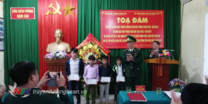 Đồn BP Nậm Càn trao 4 suất quà cho 4 học sinh nghèo vượt khó học giỏi của xã Nậm Càn.