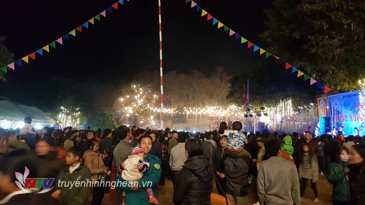 Hàng vạn du khách đã về dự lễ hội.